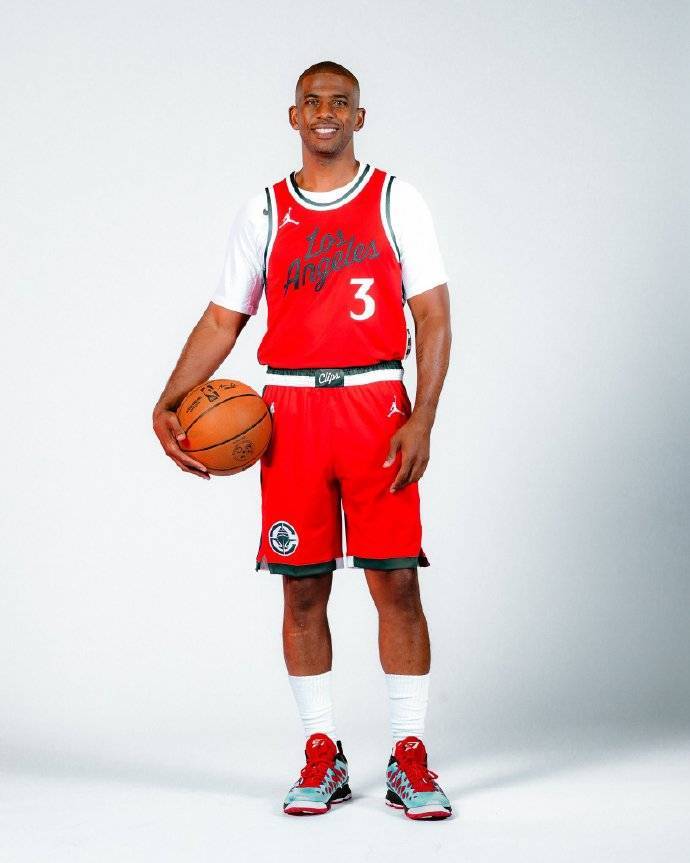 保罗身着3号球衣亮相：回归快船是不需要思考的决定