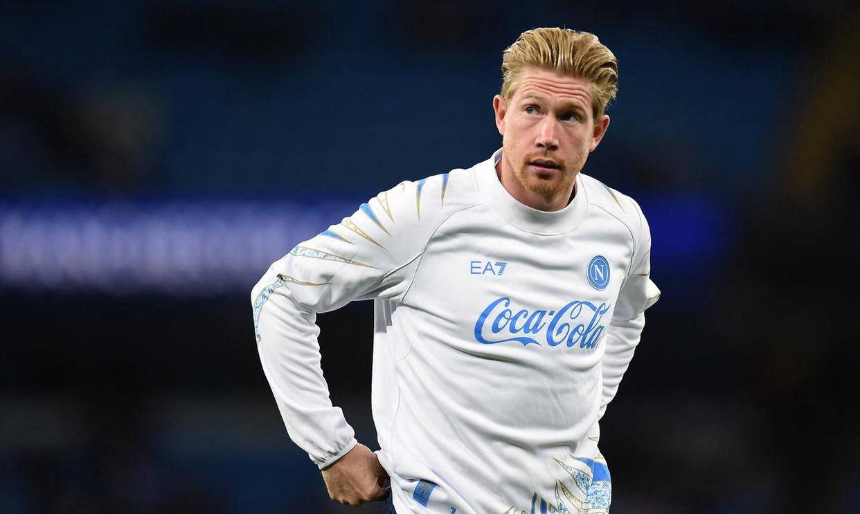 34岁德布劳内重回伊蒂哈德球场 与哈兰德友好互动并致意曼城球迷